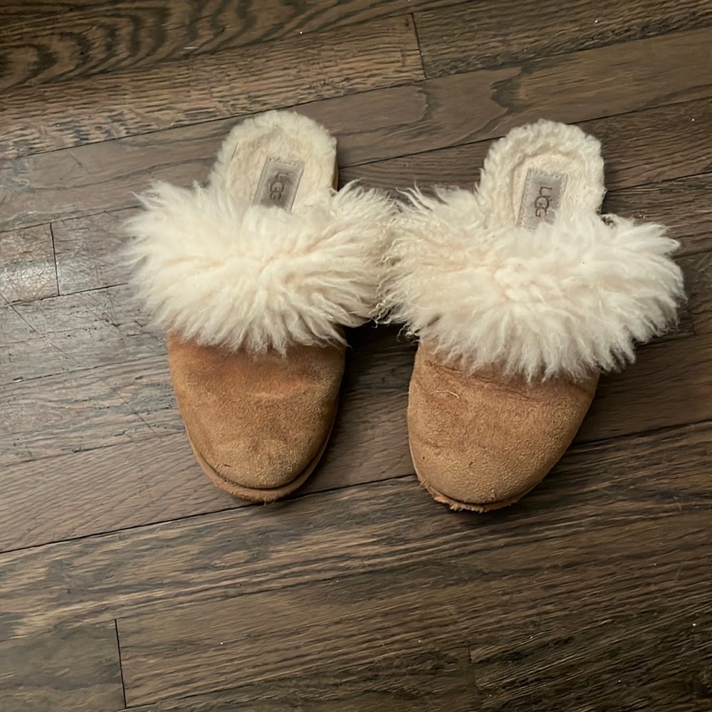 UGGS- SIZE 9